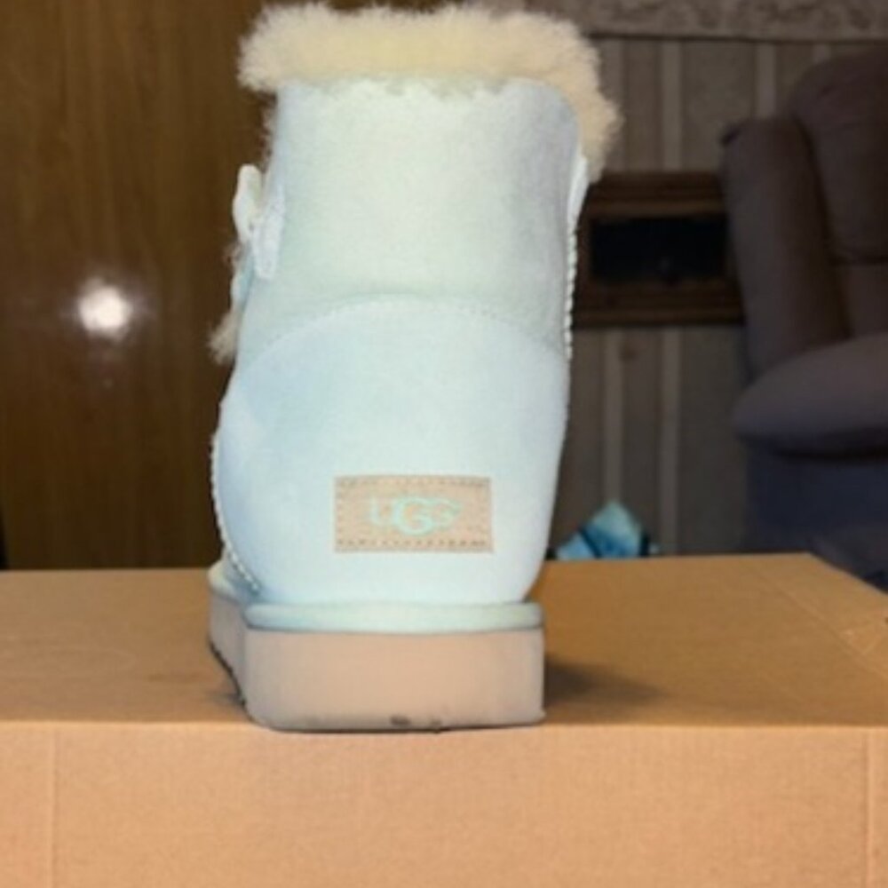 Flower on side Uggs - Picture 2 of 2